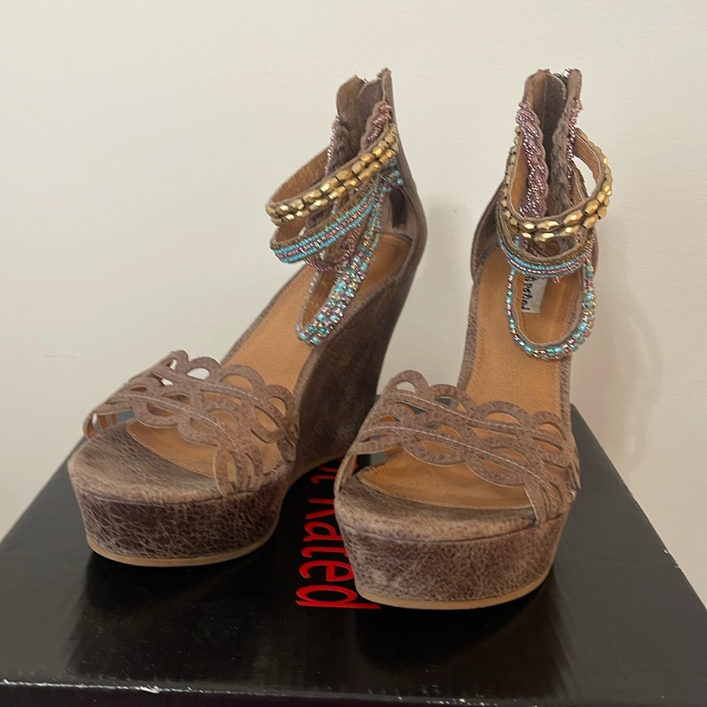 Ladies sandals with box sz 8.5